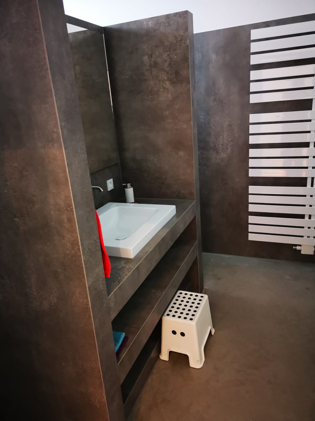 <span class="uc_style_uc_tiles_grid_image_elementor_uc_items_attribute_title" style="color:#ffffff;">Badezimmer (2)</span>