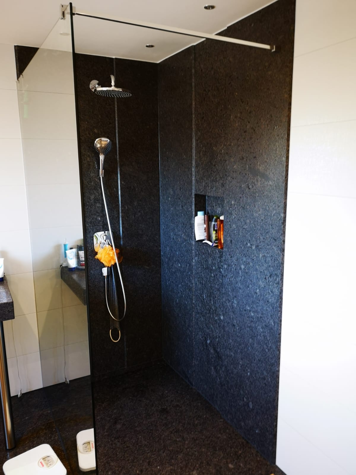 <span class="uc_style_uc_tiles_grid_image_elementor_uc_items_attribute_title" style="color:#ffffff;">Badezimmer (8)</span>