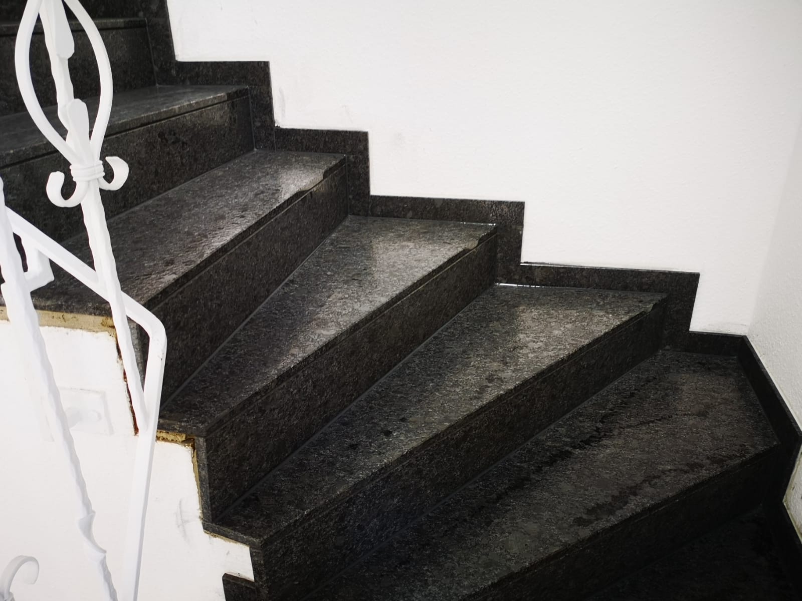 <span class="uc_style_uc_tiles_grid_image_elementor_uc_items_attribute_title" style="color:#ffffff;">Treppen (18)</span>