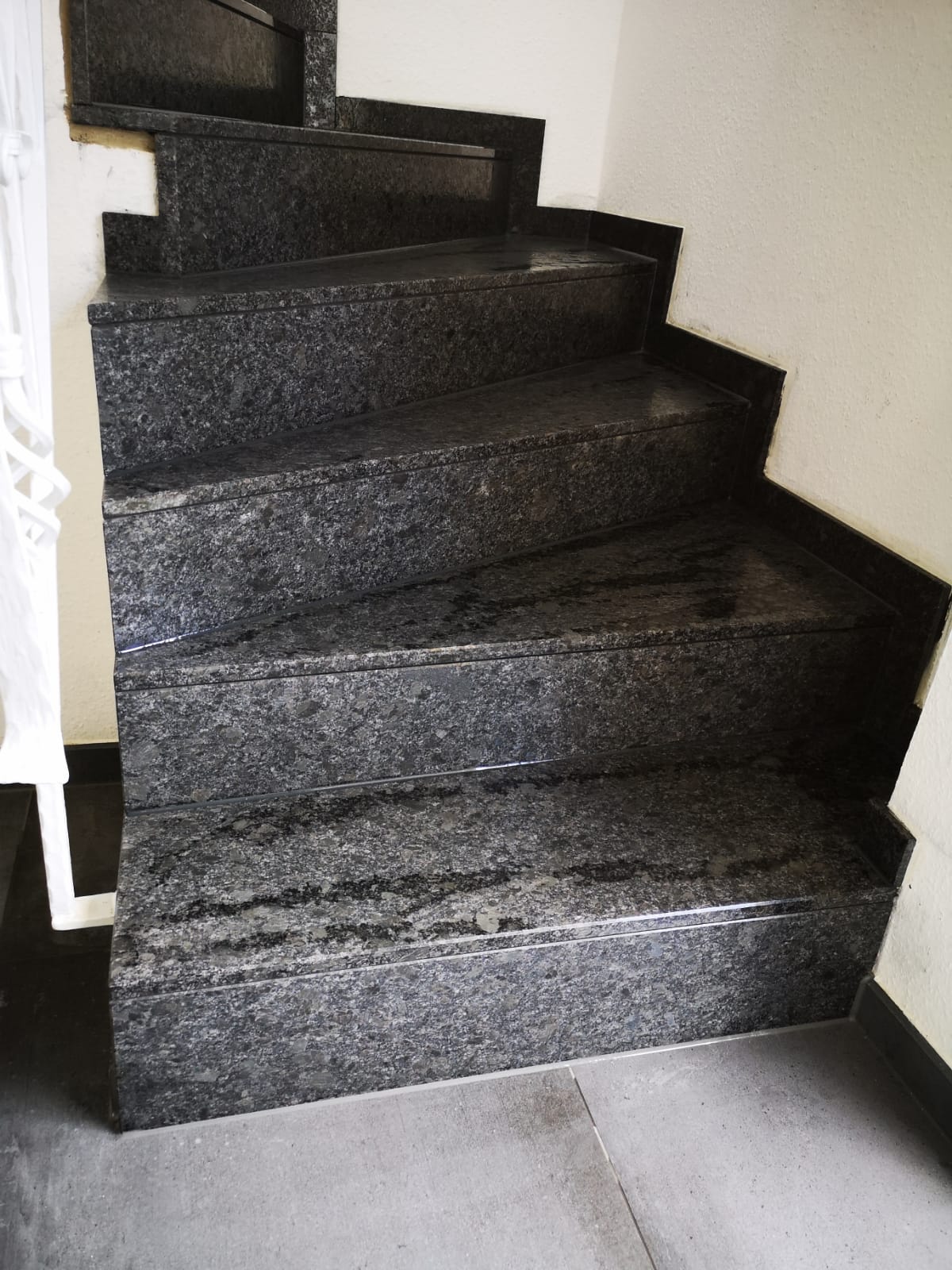 <span class="uc_style_uc_tiles_grid_image_elementor_uc_items_attribute_title" style="color:#ffffff;">Treppen (20)</span>