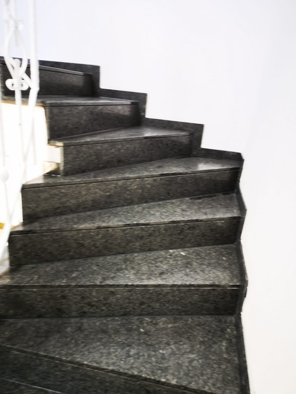 <span class="uc_style_uc_tiles_grid_image_elementor_uc_items_attribute_title" style="color:#ffffff;">Treppen (24)</span>