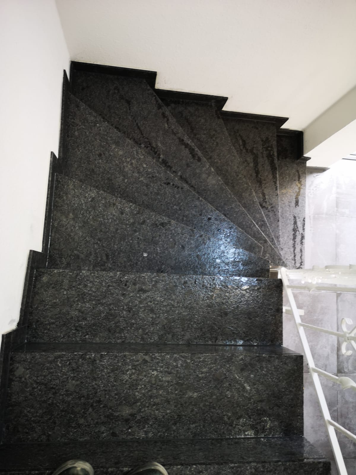 <span class="uc_style_uc_tiles_grid_image_elementor_uc_items_attribute_title" style="color:#ffffff;">Treppen (27)</span>