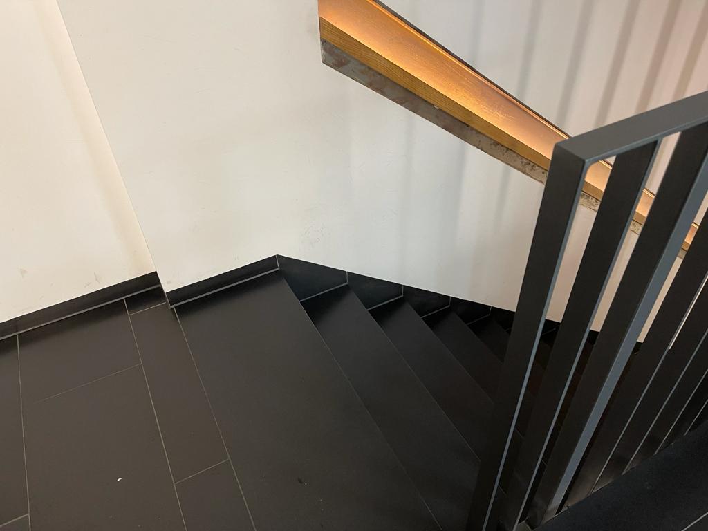<span class="uc_style_uc_tiles_grid_image_elementor_uc_items_attribute_title" style="color:#ffffff;">Treppen (32)</span>